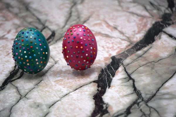 Yeşil renkli boncuklar ile yumurta yakınındaki Paskalya sembolü. Mutlu tatil kavramı. Paskalya dekor: sepet koleksiyonu ile boyalı ve yumurta dekore edilmiştir. Sepet beyaz arka plan üzerinde izole Paskalya yumurta dolu