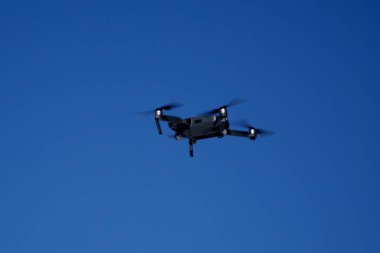 Quadcopters siluet güneşin arka planı. Akşam gökyüzünde uçan uçaklar