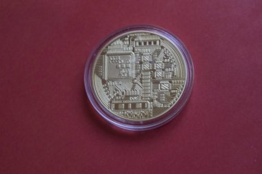 Kırmızı zemin üzerine altın Bitcoins (dijital sanal para).