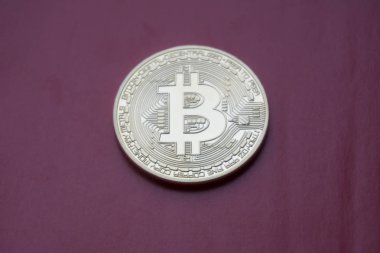 Kırmızı zemin üzerine altın Bitcoins (dijital sanal para).