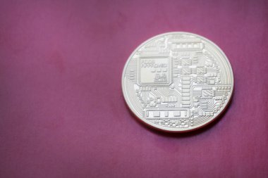 Kırmızı zemin üzerine altın Bitcoins (dijital sanal para).