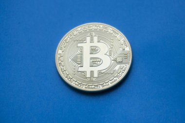 Mavi bir arka plan üzerinde altın Bitcoins (dijital sanal para).