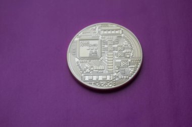 Mor zemin üzerine altın Bitcoins (dijital sanal para).