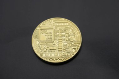 Siyah gri arka plan üzerine altın Bitcoins (dijital sanal para).