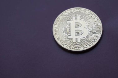 Mor zemin üzerine altın Bitcoins (dijital sanal para).