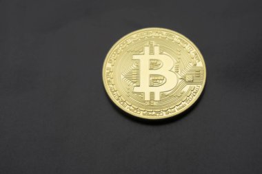 Siyah gri arka plan üzerine altın Bitcoins (dijital sanal para).