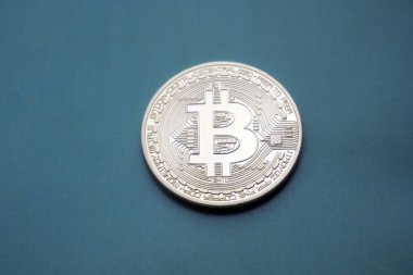 Mavi bir arka plan üzerinde altın Bitcoins (dijital sanal para).