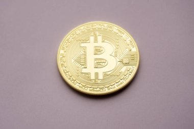 Kırmızı zemin üzerine altın Bitcoins (dijital sanal para).