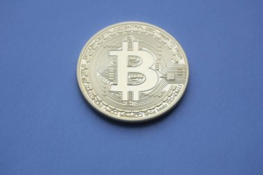 Mavi bir arka plan üzerinde altın Bitcoins (dijital sanal para).