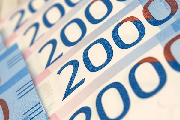 İki bin ruble bir banknot ile. İki bin ruble 2017 yılında yeni Rus banknot. Mavi para para kağıt
