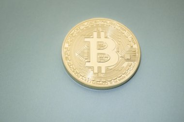 Siyah gri arka plan üzerine altın Bitcoins (dijital sanal para).
