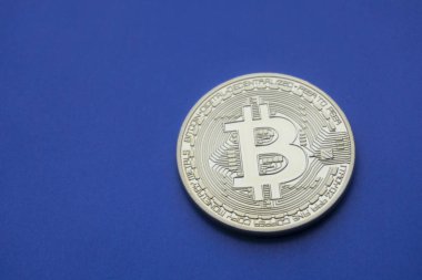 Mavi bir arka plan üzerinde altın Bitcoins (dijital sanal para).