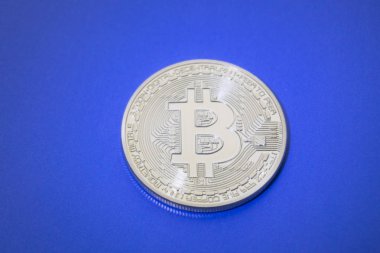 Mavi bir arka plan üzerinde altın Bitcoins (dijital sanal para).