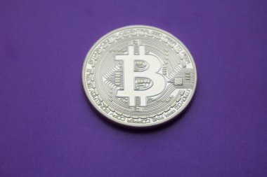 Mor zemin üzerine altın Bitcoins (dijital sanal para).