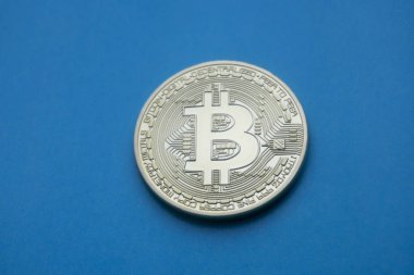 Mavi bir arka plan üzerinde altın Bitcoins (dijital sanal para).
