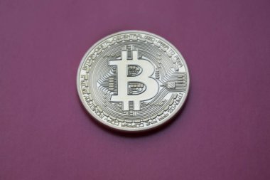 Mor zemin üzerine altın Bitcoins (dijital sanal para).