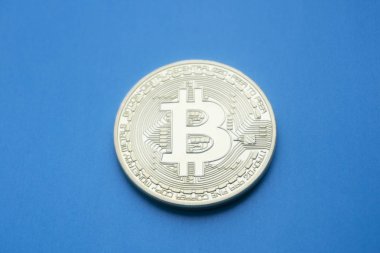 Mavi bir arka plan üzerinde altın Bitcoins (dijital sanal para).