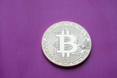 Mor zemin üzerine altın Bitcoins (dijital sanal para).