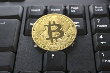 klavye üzerinde altın bitcoin