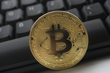 klavye üzerinde altın bitcoin