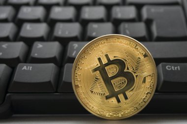 klavye üzerinde altın bitcoin