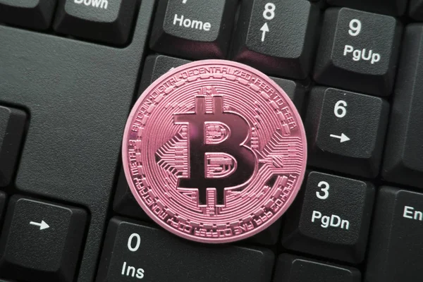 klavye üzerinde altın bitcoin