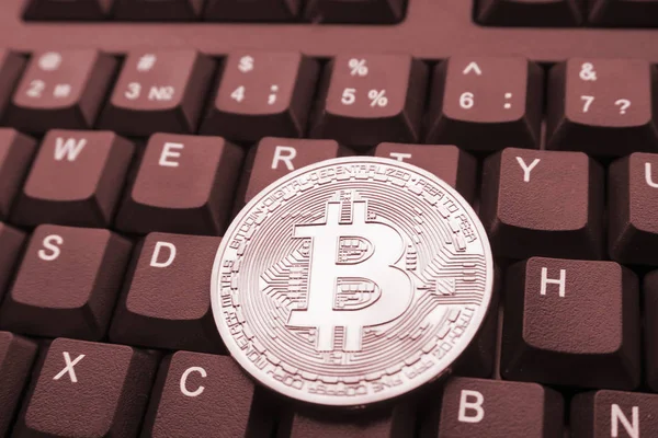 klavye üzerinde altın bitcoin