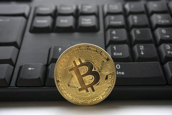 klavye üzerinde altın bitcoin