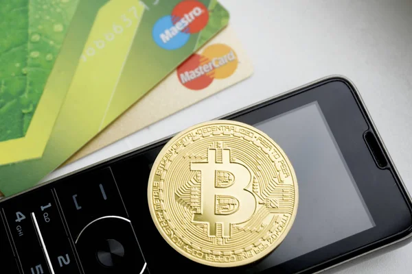 Rusya - BEREZNIKI 9 Ekim 2017 Tarih: kavramsal görüntü. Bitcoin kredi kartı telefon. Yatırım Finansal Internet teknoloji Fintech kavramı.