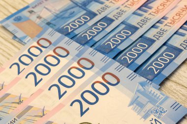 Yüz dolarlık banknotlar masada dolar destesi satırları