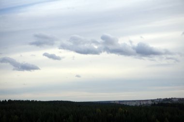 gün batımında şehri gökyüzünde bulutlar