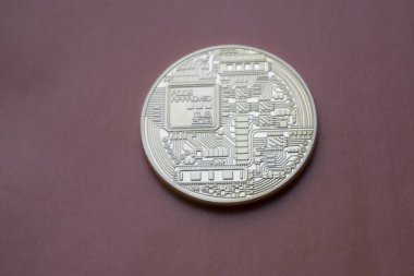 Kırmızı zemin üzerine altın Bitcoins (dijital sanal para).