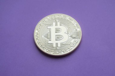 Mor zemin üzerine altın Bitcoins (dijital sanal para).