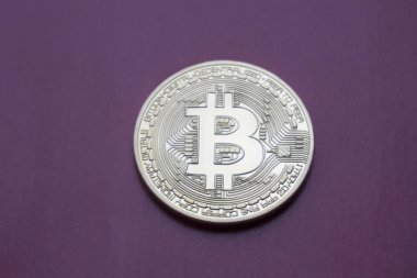 Mor zemin üzerine altın Bitcoins (dijital sanal para).