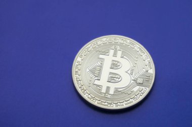 Mavi bir arka plan üzerinde altın Bitcoins (dijital sanal para).