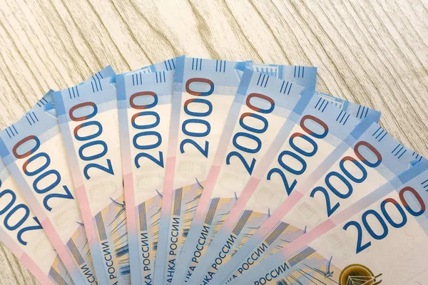 siyah arka plan üzerine çeşitli Rus banknotlar satırı .