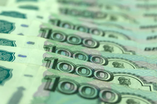 Kazakistan para on binlerce Lirası üstünde yeşil bir arka plan