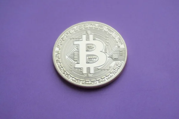 Bitcoins Oro Dinero Virtual Digital Sobre Fondo Púrpura — Foto de Stock