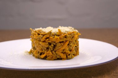 Ahşap bir masa üzerine pesto ile havuç spagetti