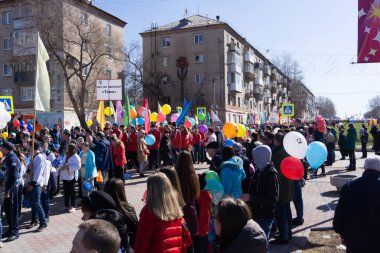 BEREZNIKI Rusya 1 Mayıs 2018: barış Caddesi üzerinde Festival alayı sırasında afiş benim insanlarla çalışmak