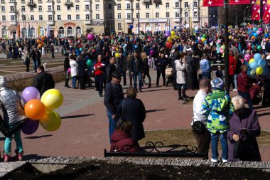 Rusya, Berezniki 1 Mayıs 2018: mezuniyet partisinde renkli toplar çocuklarla. Çocuk balon gökyüzünde veda serbest