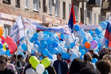 1 Mayıs, 2018-Rusya BEREZNIKI: Mayıs ayında yıllık olduğunu. Birçok kişi yarış çalıştırırken, çoğu insan soğutucu git