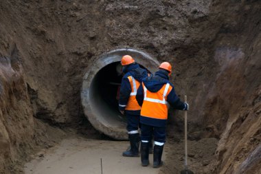 Şehir su tamiri. Eski paslı metal borular plastik borular üzerinde değiştirme. Yeni modern teknolojiler kentsel mühendislik ağlar. Şehir su boru hattı