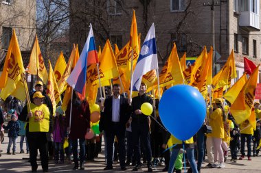 BEREZNIKI, Rusya Federasyonu, 1 Mayıs günü. 2018: birçok futbol taraftarları sarı bayraklar ile maç için gidiyoruz ileri adım