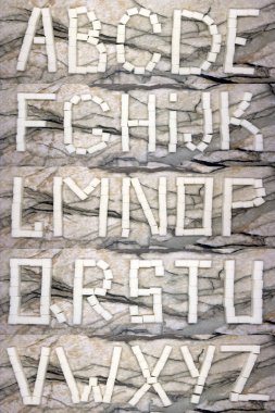 Tam İngiliz alfabesi - kolaj 26 izole klasik ahşap Tipo baskı bloklar, çizik ve mürekkep patina tarafından lekeli