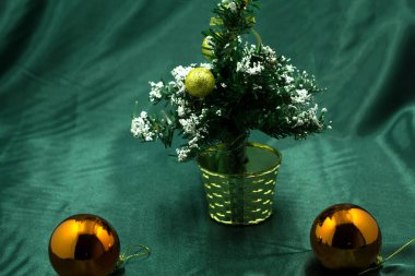 Noel ağacı parçası meyve ve sebze ile dekore edilmiş