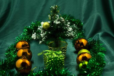 Noel ağacı topları tarafından dekore edilmiş ve el yapımı. Yılbaşı oyuncak.