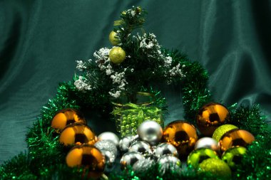 küçük Noel süsleme ile küçük led Noel ağacı