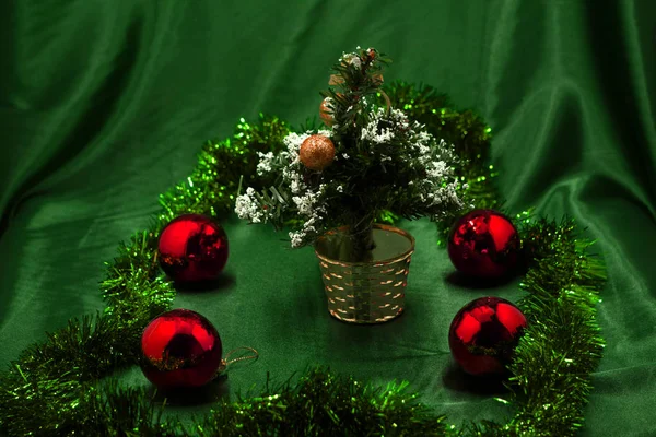 Bola Roja Colgando Árbol Navidad — Foto de Stock