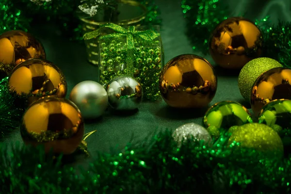 Weihnachtsbordüre Aus Goldschmuck Und Zweigen — Stockfoto